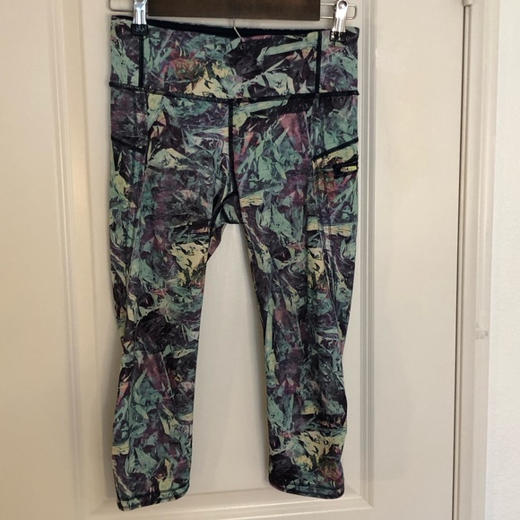 Lululemon Iridescent Multi Run Inspire Crop leggings floral size 4 running - Picture 5 of 13